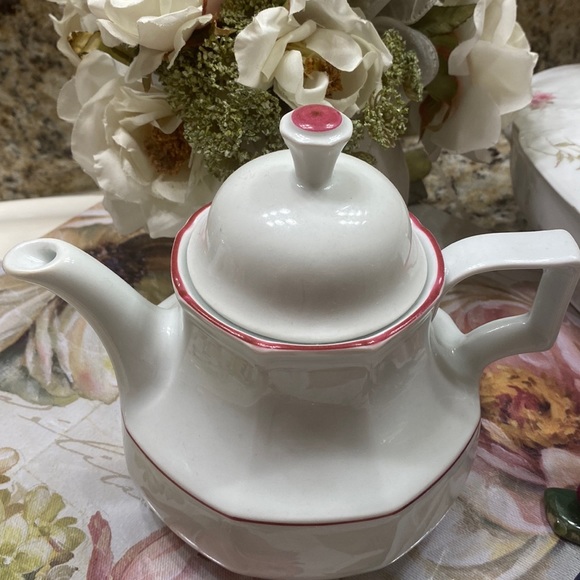 Vintage Bareuther Waldsassen Bavaria Germany 132 teapot 6 1/2” x 7 1/4” - Picture 1 of 7